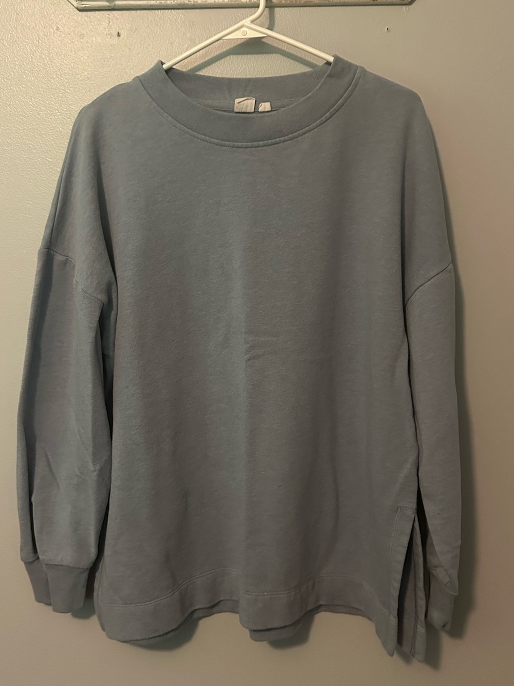 Women’s classic GAP crewneck sweatshirt